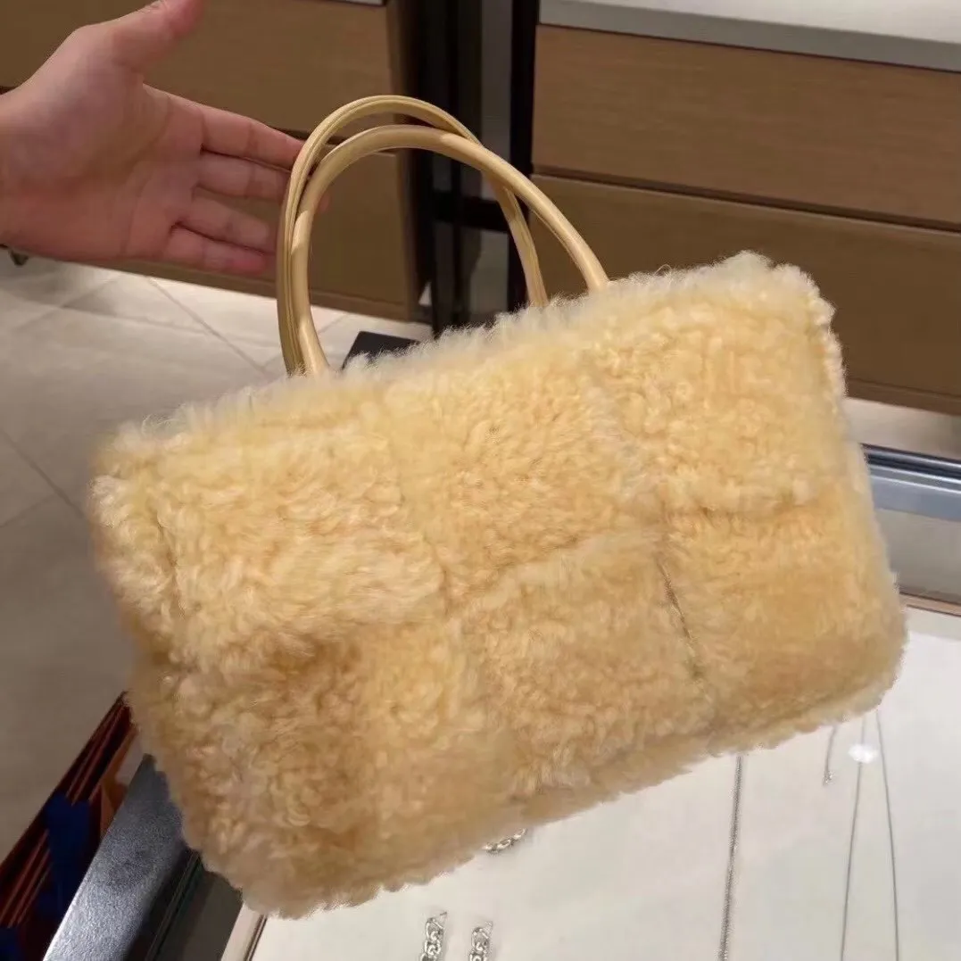 Teddy brown 🐱 BV arco tote’s furry style, it’s here, it’s here, it’s here with fur~ You’ll know how cute it is when you see the real thing! The soft and fluffy feel is really great. Rua, this year’s furry style, I stand on bv! ! Whether it is a jodie cloud bag or a tote, not all curly teddy fur can be used to make goods. The curl size of the fur directly affects the similarity of the entire bag. Material: full fur and lambskin ➕ lambskin lining is much more expensive than full leather! Again, if there is no ZP and no development, of course you have to be willing to spend money~36*24*12